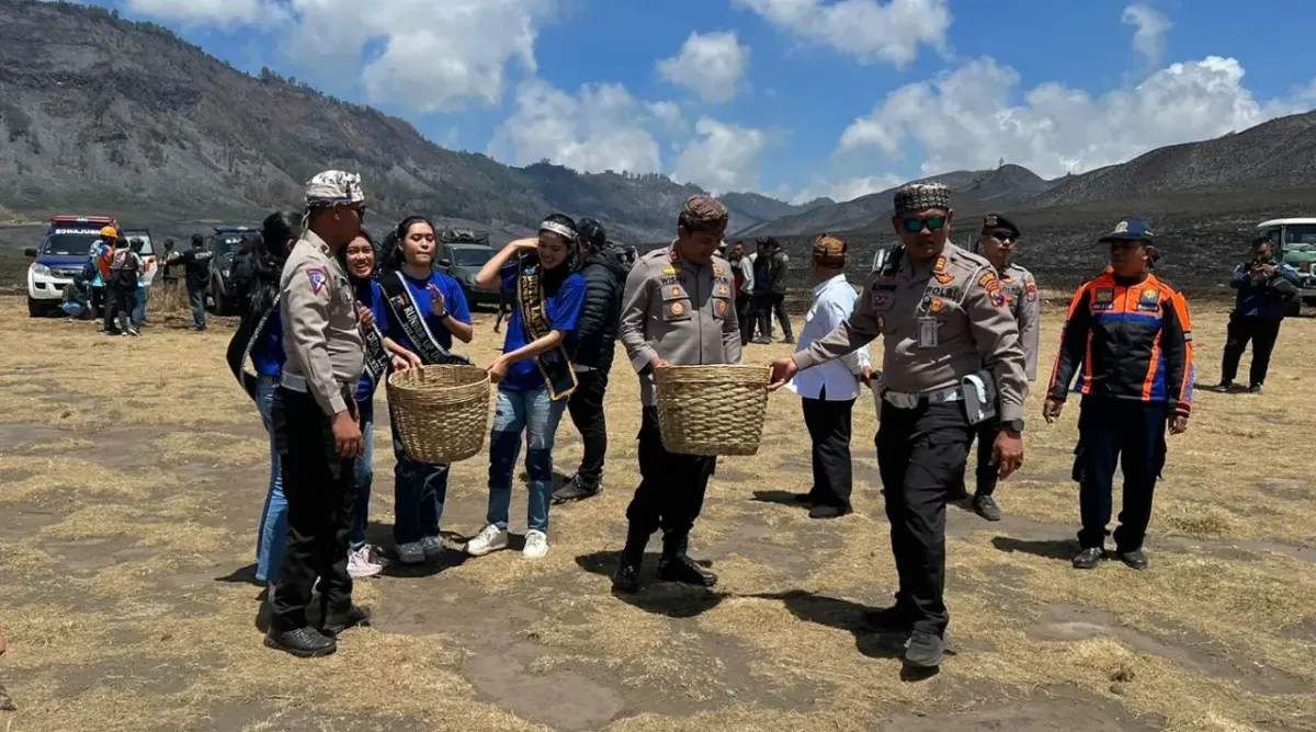 Kegiatan Bersih-bersih dibromo, petugas angkut 1 ton sampah dalam 3 jam