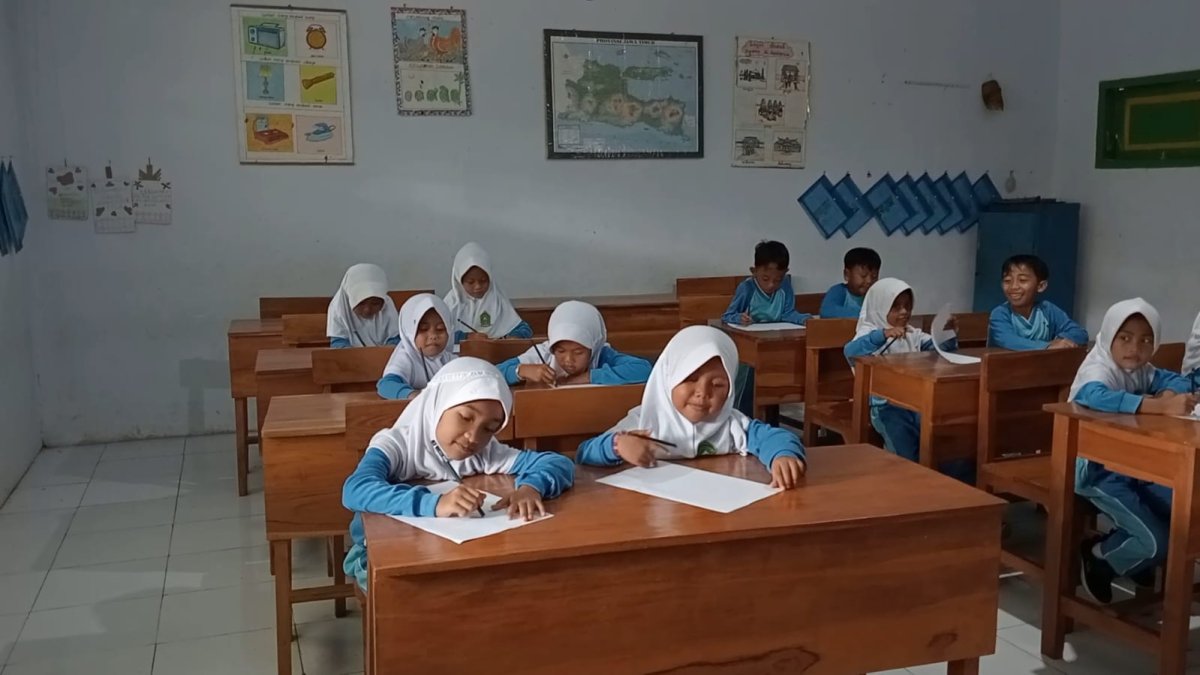 Siswa Kelas 1 MI Qoimatul Islam di Desa Pengalangan Kidul Antusias Ikuti Lomba Menulis
