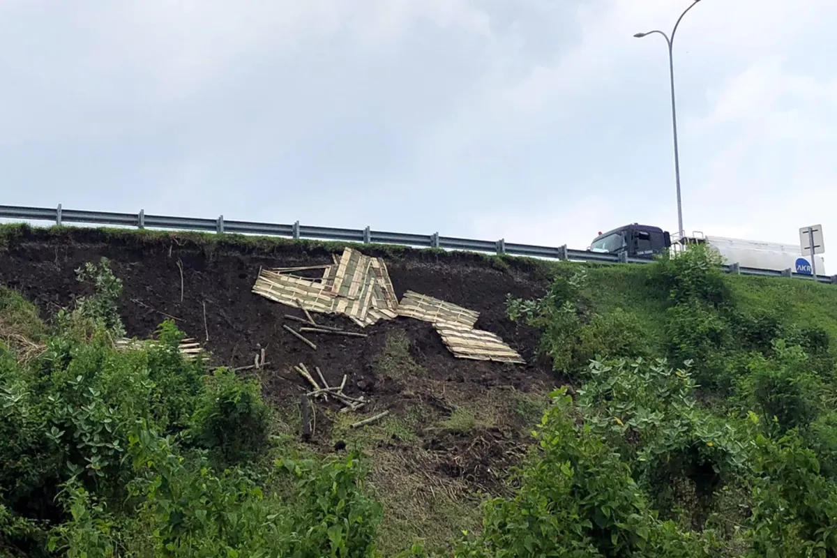 Lereng Exit Tol Probolinggo Timur di Leces Longsor, Warga Diliputi Kekhawatiran